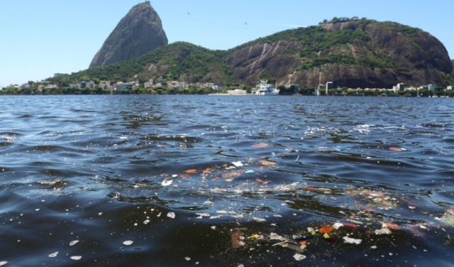 Obra olímpica despeja resíduos na Baía de Guanabara