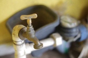 Perdas de água dão prejuízo de R$ 8 bi por ano, afirma ONG